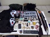 Menor é apreendido com rifle, drogas, coletes e fardamentos do Exército