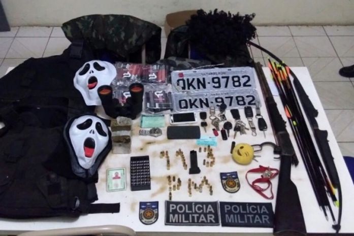 Menor é apreendido com rifle, drogas, coletes e fardamentos do Exército