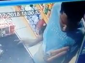 Câmeras flagram furto de celular em estabelecimento no bairro do Poço