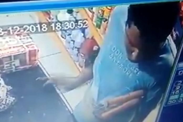 Câmeras flagram furto de celular em estabelecimento no bairro do Poço