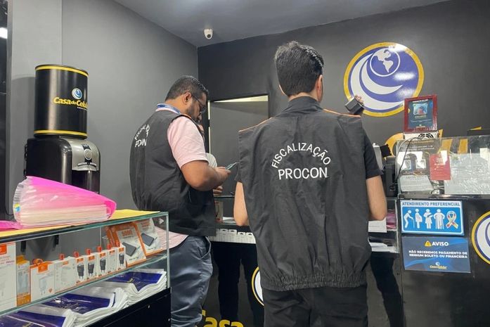 Lojas de celulares são autuadas pelo Procon Maceió por venderem aparelhos usados como se fossem novos