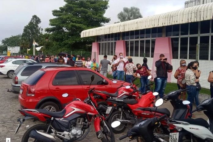 População faz aglomeração para receber 2ª dose da CoronaVac em Arapiraca