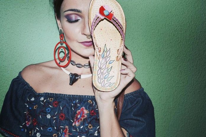 Da direção de arte à moda: alagoana faz sucesso com peças de couro customizadas