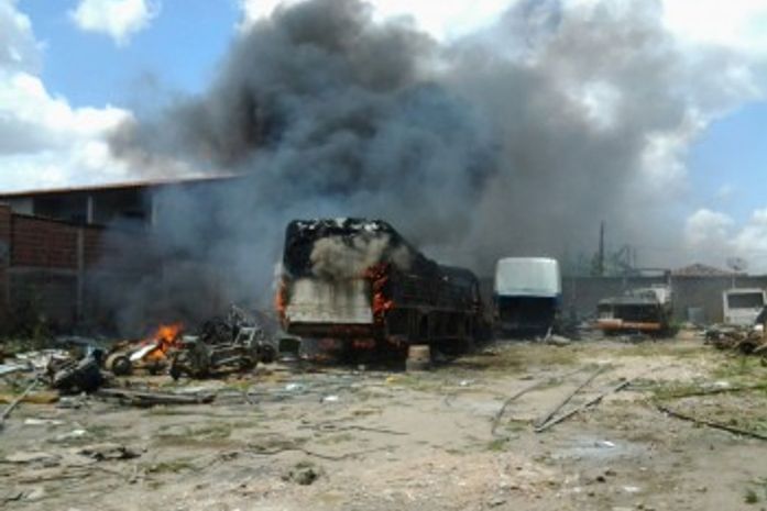 Maçarico provoca incêndio em ônibus