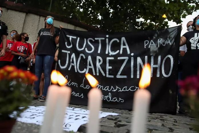 Mais de 25 corpos pretos foram estendidos no chão e o sangue ainda lava a favela do Jacarezinho. Cadê o movimento negro? Cadê os partidos de esquerda? Cadê os movimentos sociais? Cadê o movimento de mulheres?...