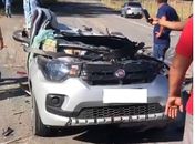 Vídeo: homem fica preso às ferragens após carro de passeio colidir com caminhão
