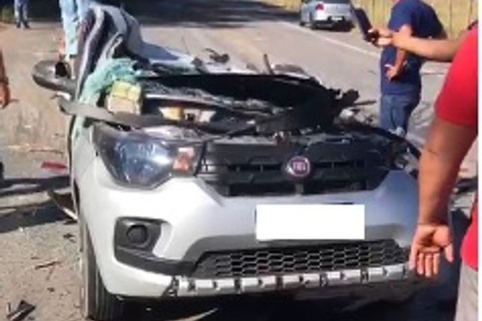 Vídeo: homem fica preso às ferragens após carro de passeio colidir com caminhão
