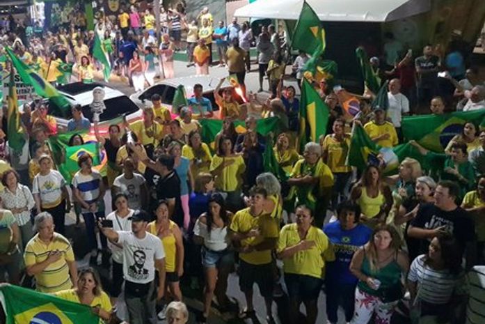 Manifestantes fazem protesto em Maceió pedindo a prisão de Lula