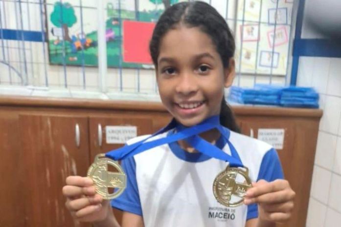 Estudante da rede municipal de ensino é campeã estadual de natação