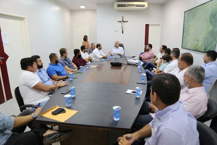 Teófilo cobra celeridade de obras em reunião com construtoras