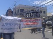Grupo realiza ato em frente ao palácio