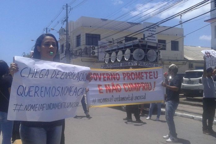 Grupo realiza ato em frente ao palácio