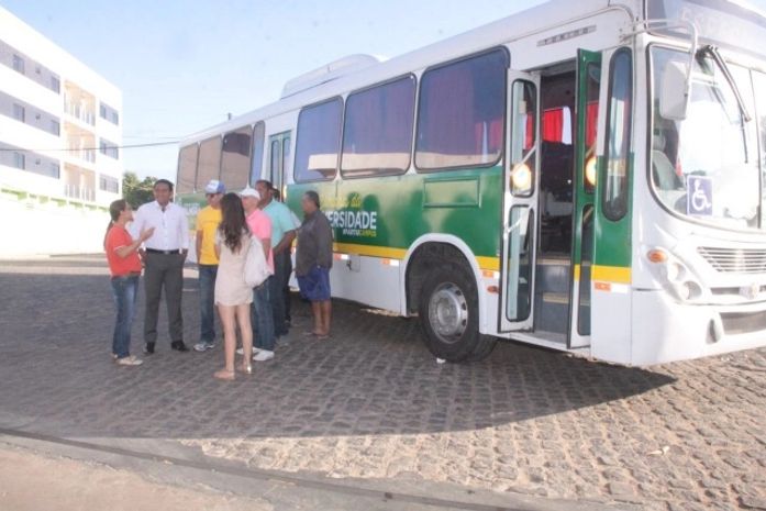 Prefeito de Palmeira dos Índios entrega dois veículos para transporte universitário