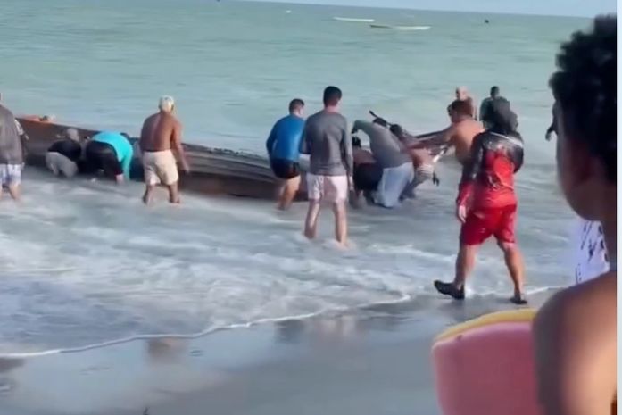 Barco vira no mar durante passeio turístico em São Miguel dos Milagres