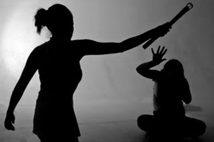 Mulher é denunciada por maltratar filha de 5 anos