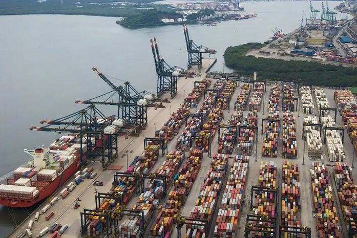 Tarifaço sobre parte de exportações brasileiras entra em vigor hoje