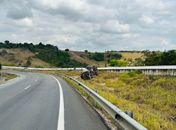 
Capotamento de caminhão-tanque que transportava álcool deixa uma pessoa ferida e causa vazamento da carga, na BR-101