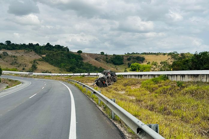 
Capotamento de caminhão-tanque que transportava álcool deixa uma pessoa ferida e causa vazamento da carga, na BR-101