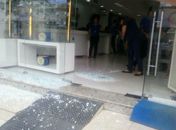 Loja ficou com a porta de vidro destruída
