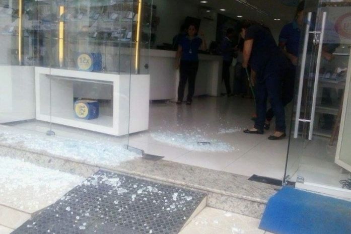 Loja ficou com a porta de vidro destruída
