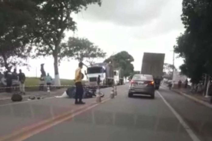 Motociclista tem cabeça esmagada em acidente com caminhão no interior de Alagoas
