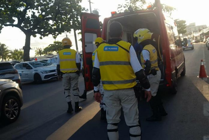 Mulher em situação de rua agride servidores após surto no bairro de Jaraguá, em Maceió
