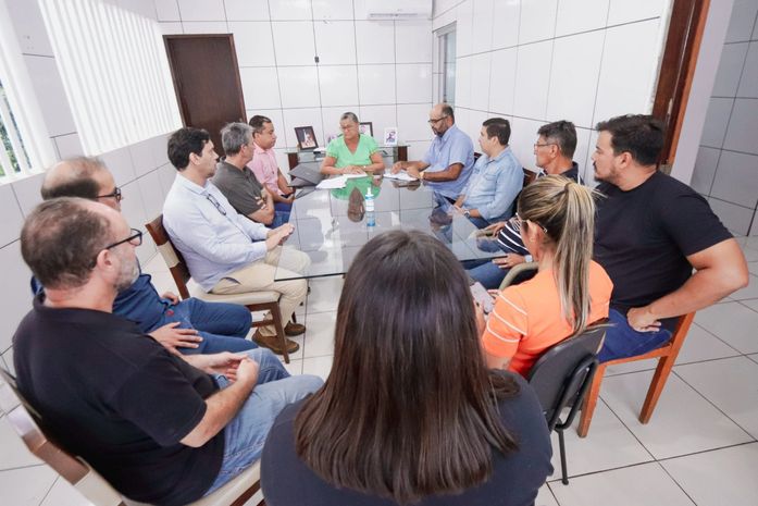 Prefeita Tia Júlia dá ultimato à concessionária Águas do Sertão e propõe TAC para garantir qualidade nas obras de saneamento