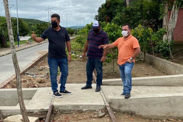 Prefeito Neno Freitas vistoria obras de urbanização e iluminação no centro de Branquinha