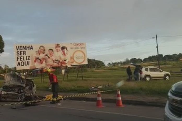 Carro e caminhão colidiram frontalmente