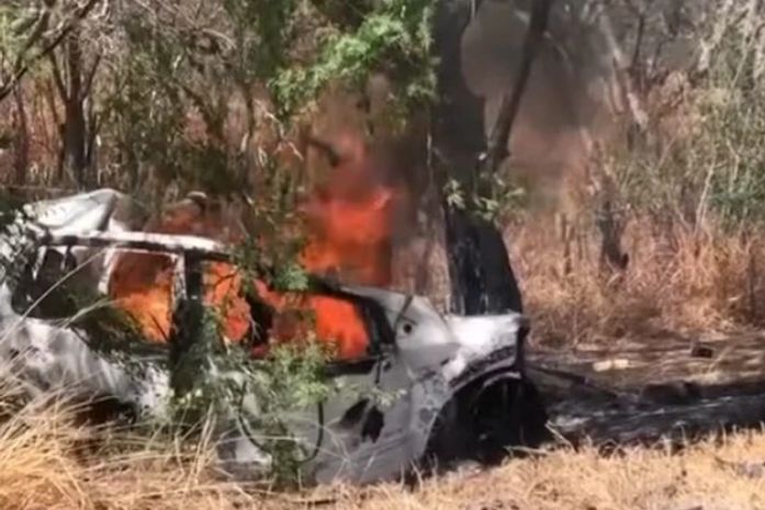 Carro pega fogo após colisão e deixa três mortos em Inhapi; veja vídeo