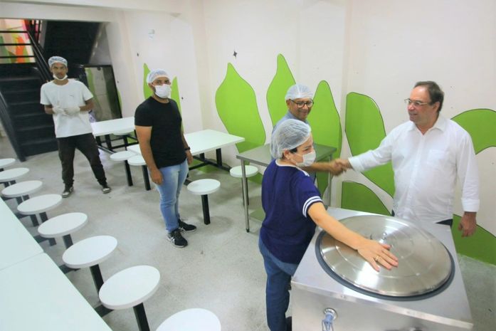 A quatro dias da reabertura, prefeito Luciano visita o restaurante popular