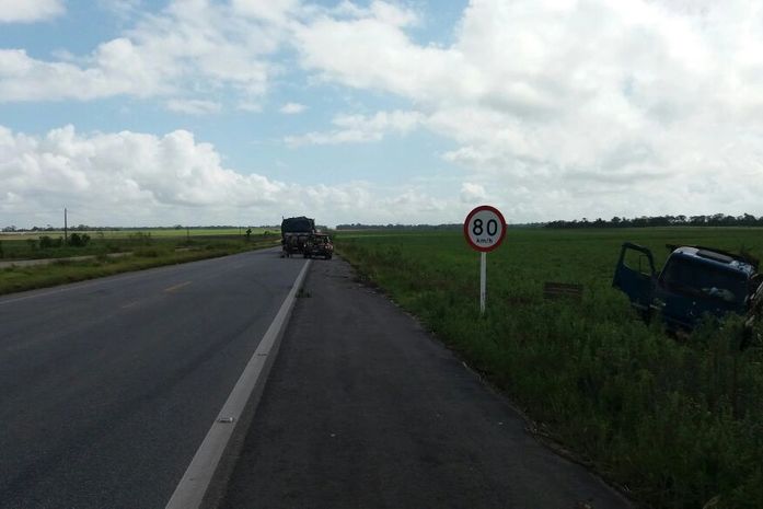 Colisão entre carreta e caminhão na BR101