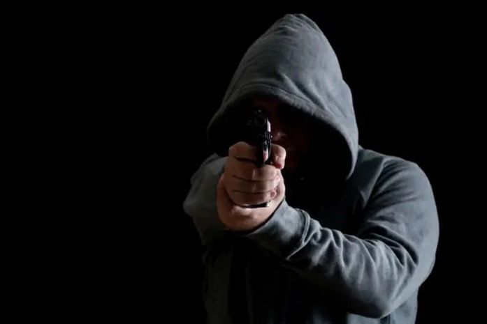 Encapuzado executa vítima com vários tiros na cabeça em praça de Maceió; autor fugiu após o crime