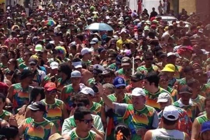 O folião Carlos Alberto Canuto no meio da folia com o maior bloco do Pilar;Gente que Faz