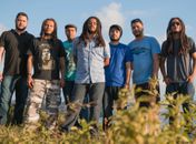 Em casa, banda Vibrações realiza show na Praia do Francês