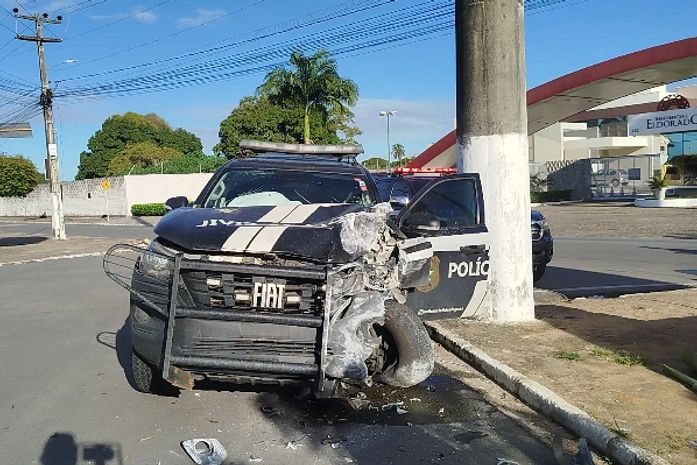 Policial Civil é socorrido após colidir viatura oficial contra poste em Arapiraca