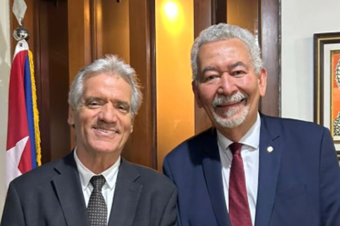 Ao lado do embaixador de Cuba, Paulão participa do Ato dos Parlamentares