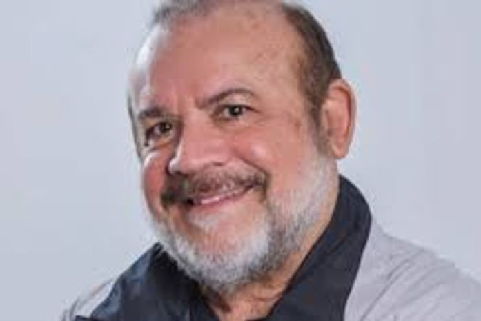 Jornalista, escritor e juiz aposentado arapiraquense José Firmino é destaque no livro de Fernando Valões, Da fome a fama