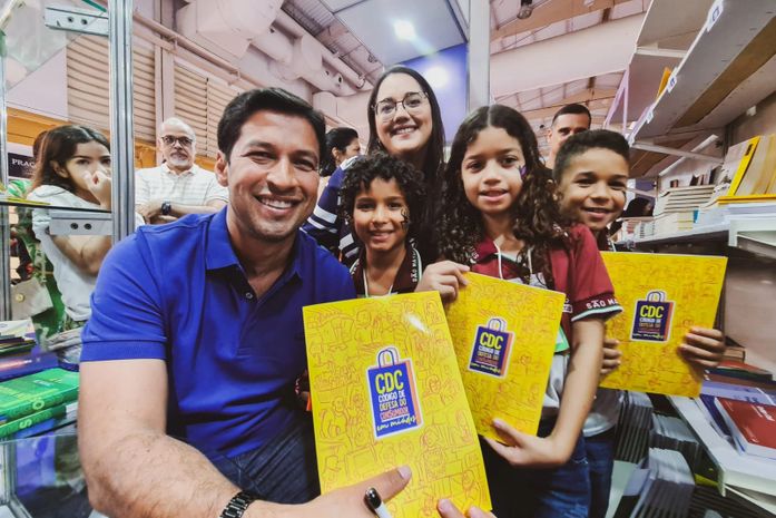 Na 10ª Bienal de AL, Rodrigo Cunha participa do lançamento do livro Código de Defesa do Consumidor em Miúdos