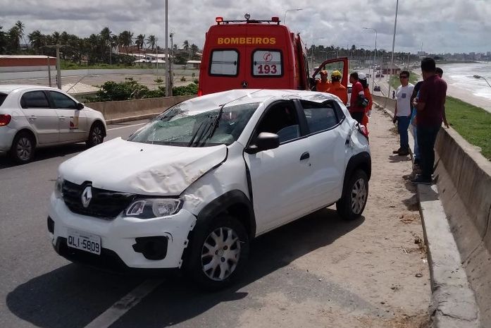 Capotamento deixa duas pessoas feridas na ponte Divaldo Suruagy