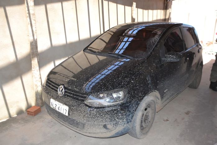 Veículo estava em residência abandonada (Foto: Real Deodorense)