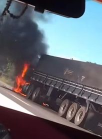 AL-110: Carreta pega fogo e chamas assustam motoristas em São Sebastião
