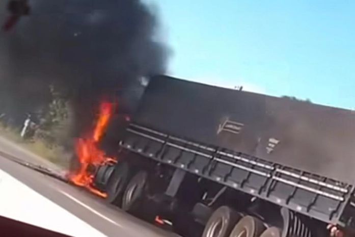 AL-110: Carreta pega fogo e chamas assustam motoristas em São Sebastião