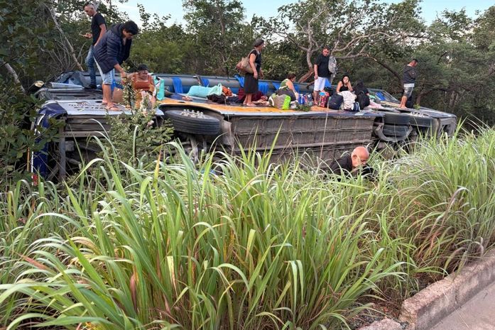 Tombamento de ônibus de turismo em MG deixa duas pessoas mortas; alagoanos podem estar entre passageiros