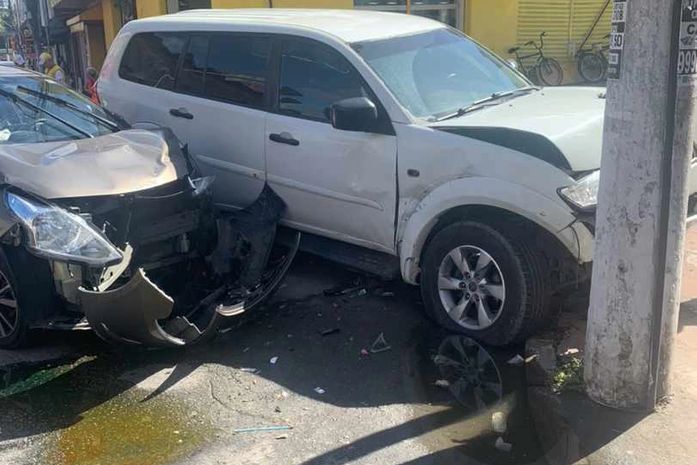 Vídeo: Carro de aplicativo e viatura da Polícia Científica ficam destruídos após colidirem em Maceió