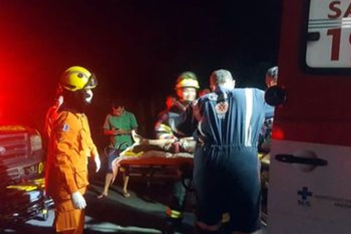 Após veículo colidir em árvore, gestante morre e criança de cinco anos fica ferida na BR 104