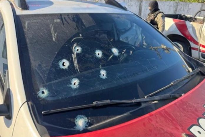 Troca de tiros entre PMs e suspeitos de crimes deixa uma mulher e duas crianças feridas na parte alta de Maceió; moradores fecham via em protesto