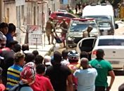 Policiais e suspeitos ficam feridos em troca de tiros após tentativa de assalto