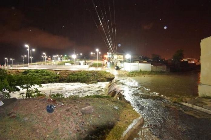 Riacho transborda e interdita ruas em Santana do Ipanema