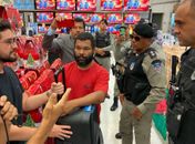 Movimento social cobra combate à fome durante ato em supermercado da Serraria e PM é acionada